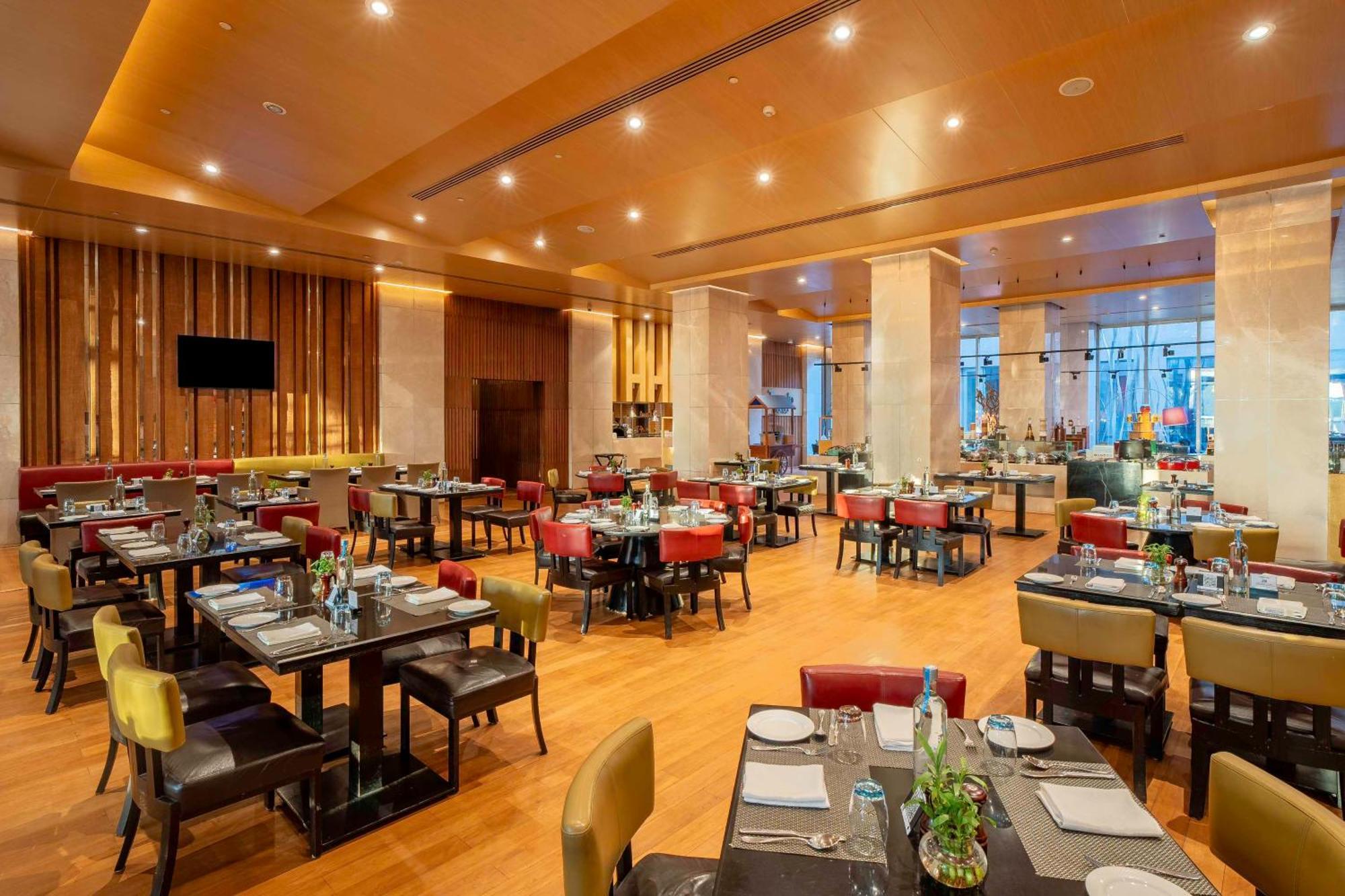 โรงแรมเรดิสัน บลู อมฤตสร อัมริตสา ภายนอก รูปภาพ The restaurant