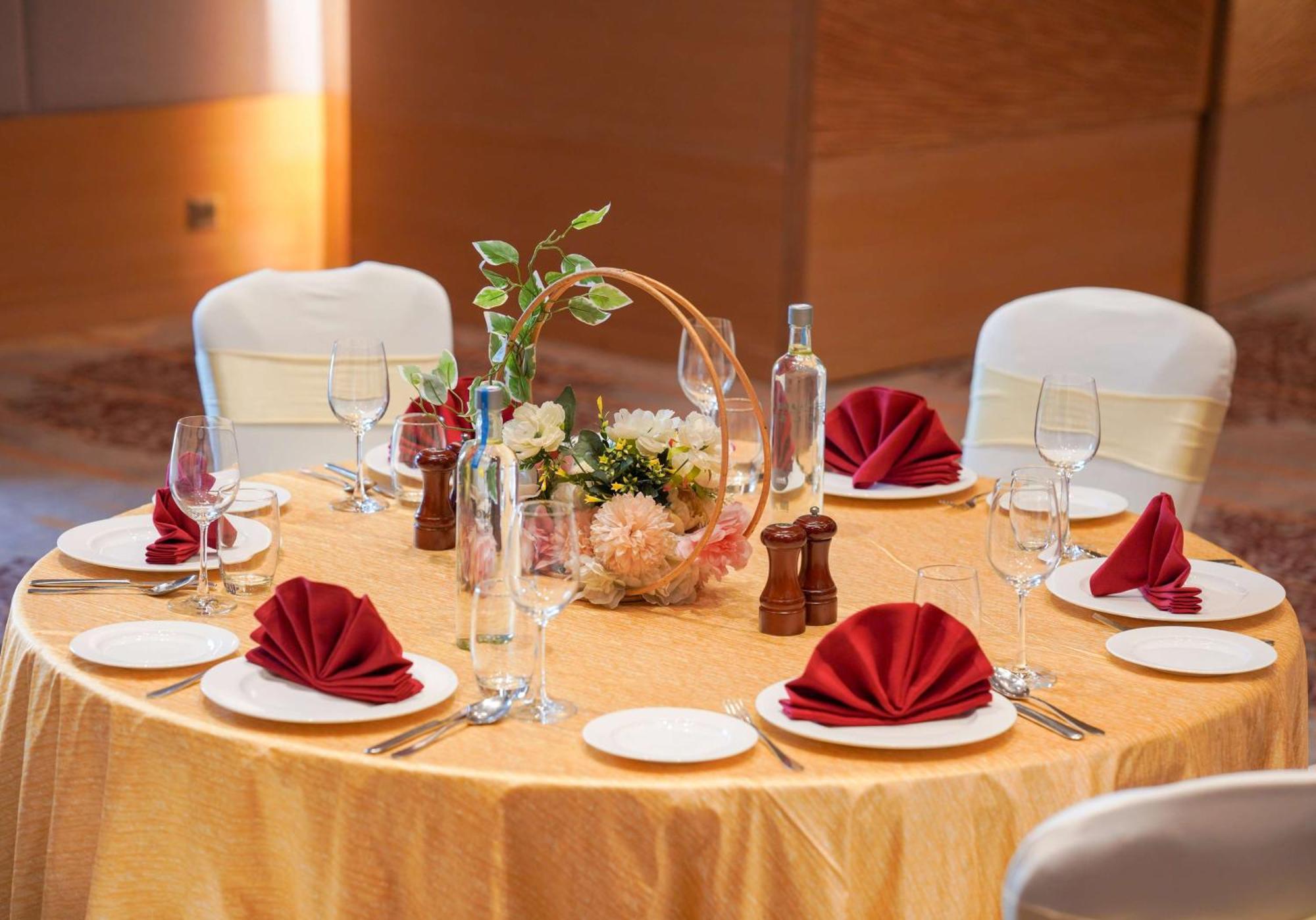 โรงแรมเรดิสัน บลู อมฤตสร อัมริตสา ภายนอก รูปภาพ A table set for a formal dinner