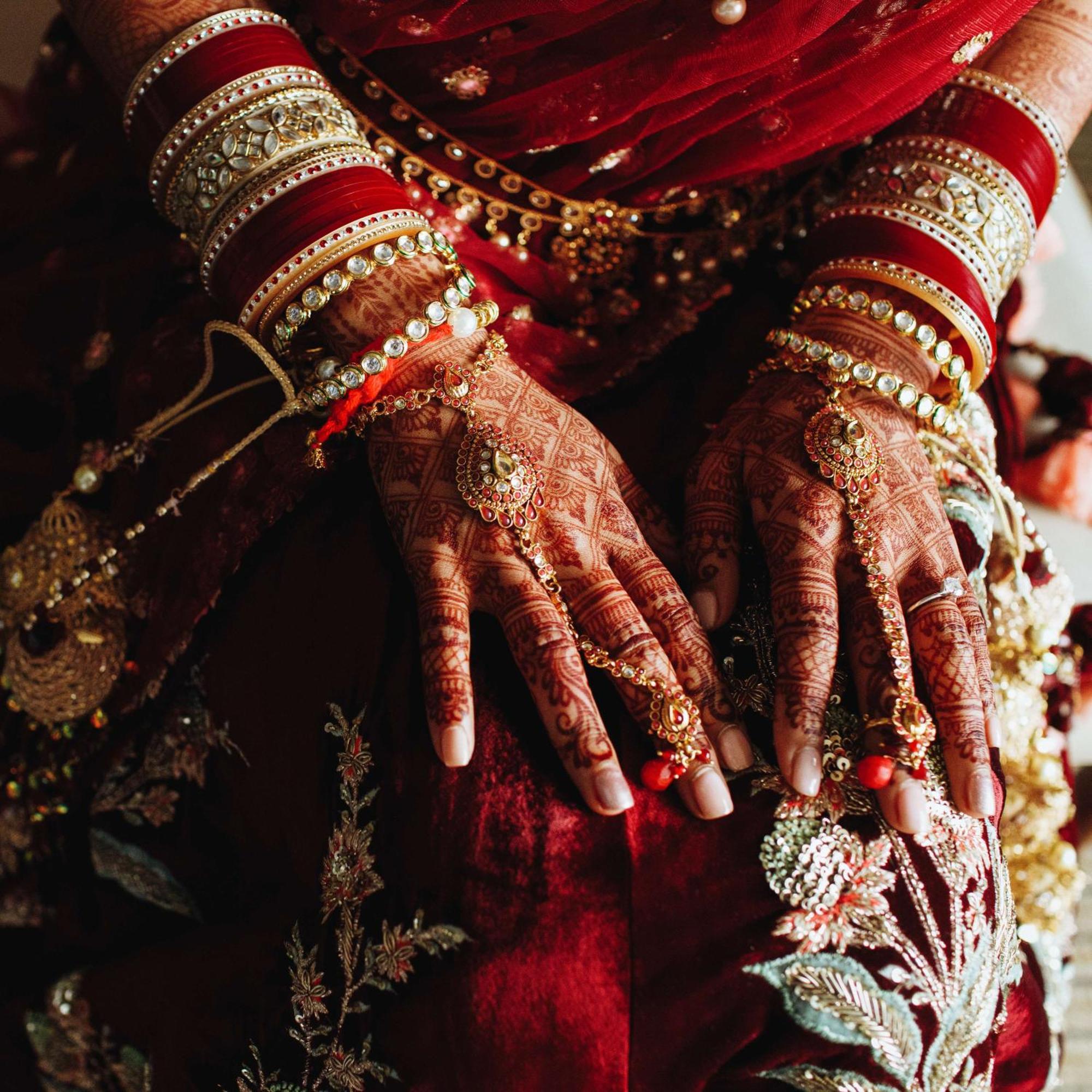 โรงแรมเรดิสัน บลู อมฤตสร อัมริตสา ภายนอก รูปภาพ A bride with henna on her hands